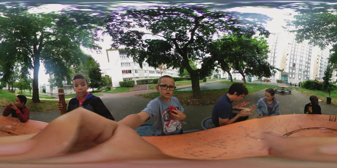 DIA LOG : création partagée immersive avec les enfants d'un quartier de Choisy-le-Roi. © Benoît Labourdette.