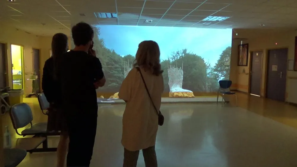 « Sur la plage de mon imaginaire » : installation vidéo à l'hôpital - 4 © Benoît Labourdette 2023.