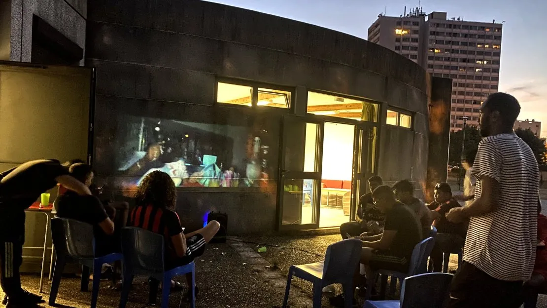 Projection de nuit dans le quartier Fontbarlettes (Valence). © Benoît Labourdette.
