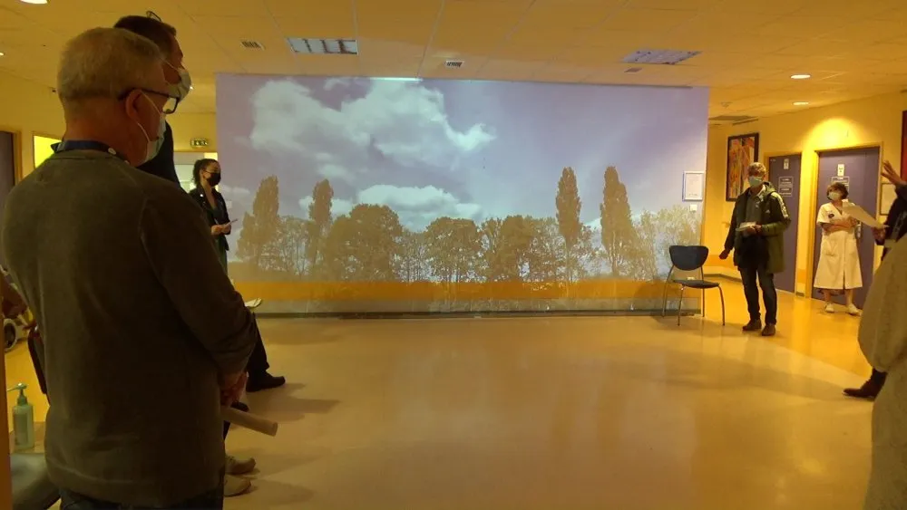 « Sur la plage de mon imaginaire » : installation vidéo à l'hôpital - 6 © Benoît Labourdette 2023.