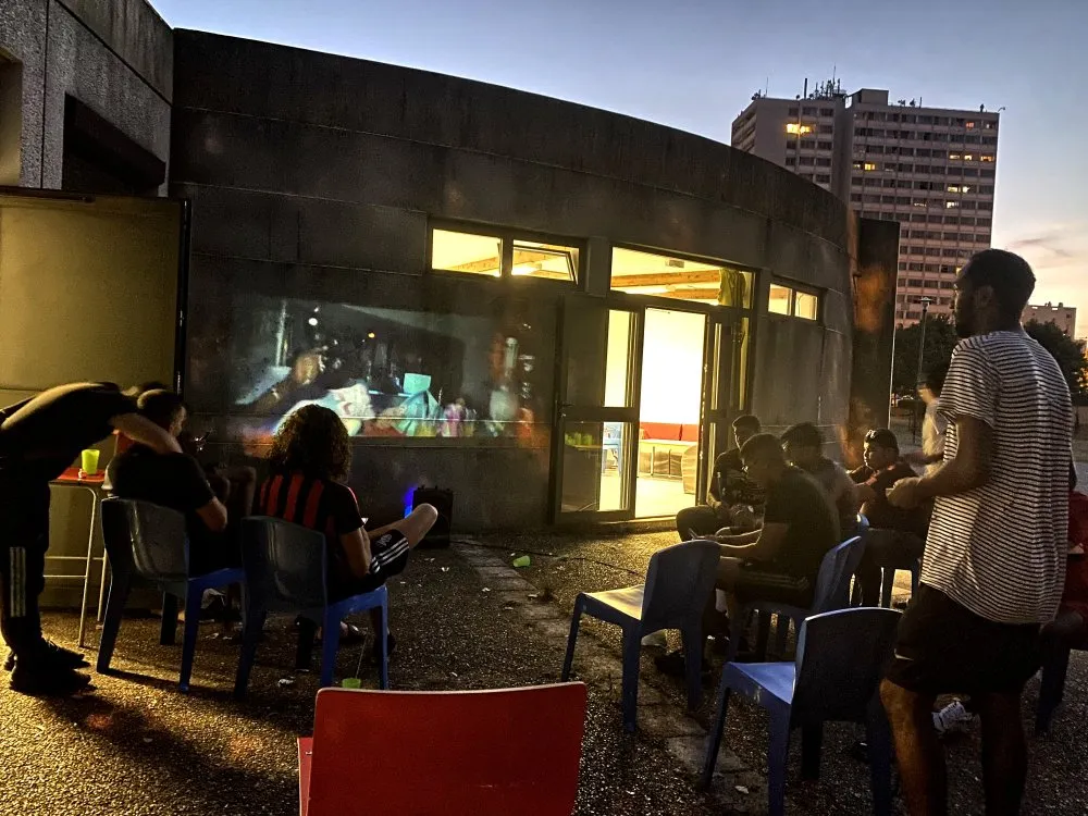 Projection de nuit dans le quartier Fontbarlettes (Valence) - 18 © Benoît Labourdette 2020.