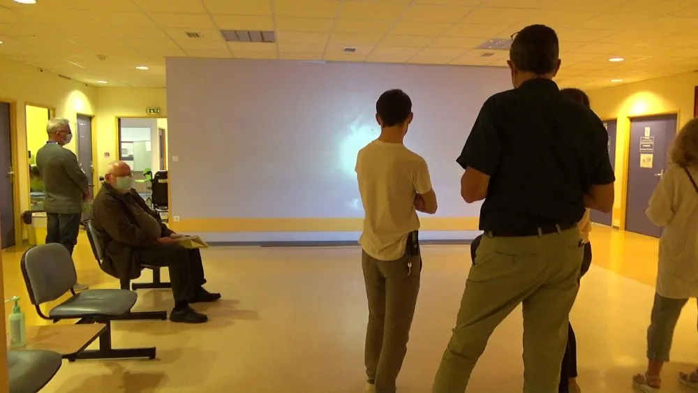 « Sur la plage de mon imaginaire » : installation vidéo à l'hôpital - 11 © Benoît Labourdette 2023.