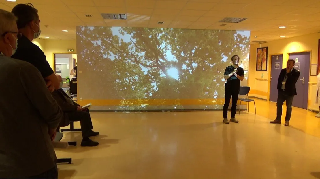 « Sur la plage de mon imaginaire » : installation vidéo à l'hôpital. © Benoît Labourdette.