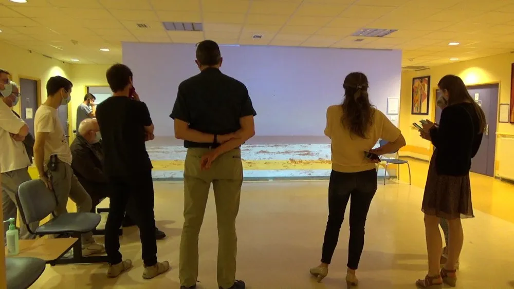 « Sur la plage de mon imaginaire » : installation vidéo à l'hôpital - 10 © Benoît Labourdette 2023.
