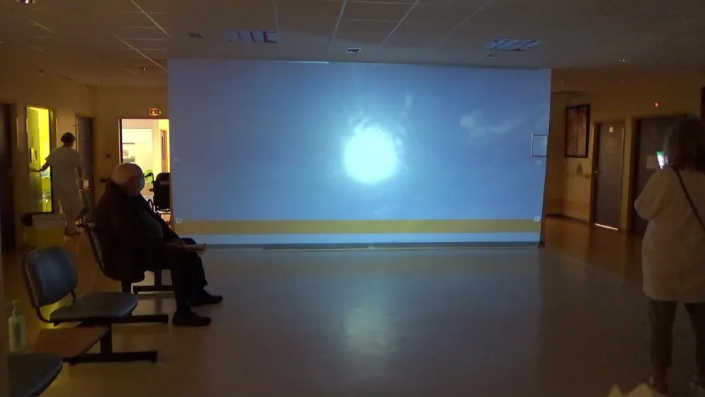 « Sur la plage de mon imaginaire » : installation vidéo à l'hôpital - 2 © Benoît Labourdette 2023.