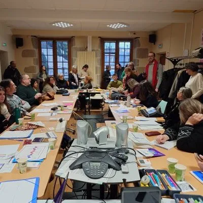 Quand trente-cinq professionnel·le·s découvrent leurs compétences psychosociales par l'expérience créative