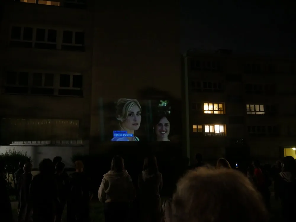 Projection itinérante à Saint-Michel-sur-Orge - 80 © Benoît Labourdette 2021.