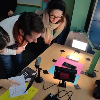 L'intelligence artificielle comme confident : au-delà de l'idéalisation des relations humaines