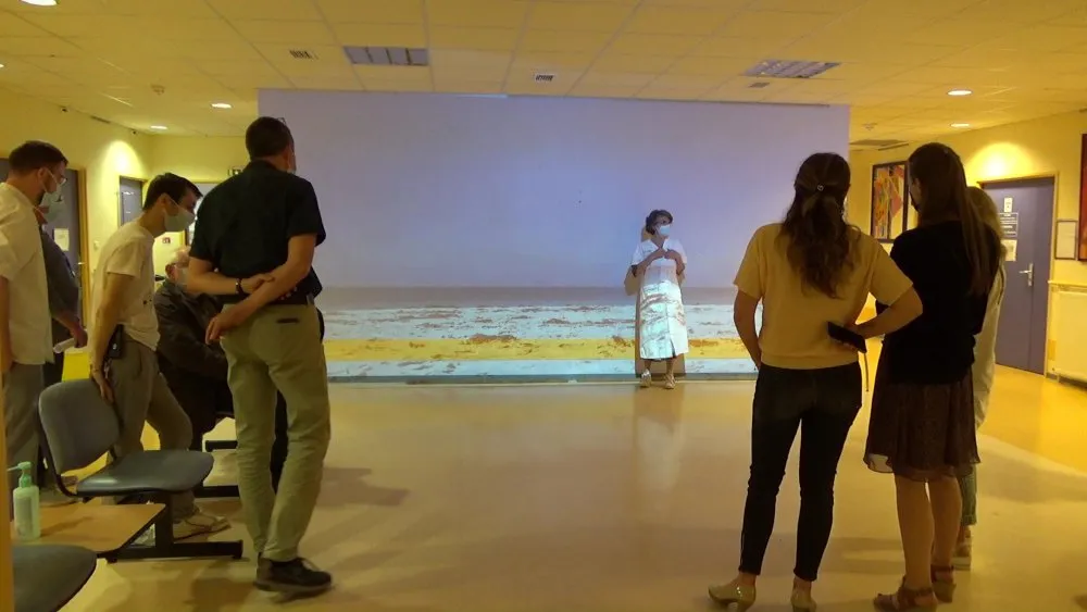 « Sur la plage de mon imaginaire » : installation vidéo à l'hôpital - 1 © Benoît Labourdette 2023.
