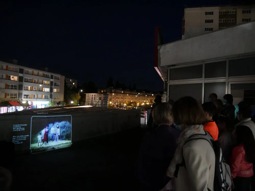 Projection itinérante à Saint-Michel-sur-Orge - 61 © Benoît Labourdette 2021.