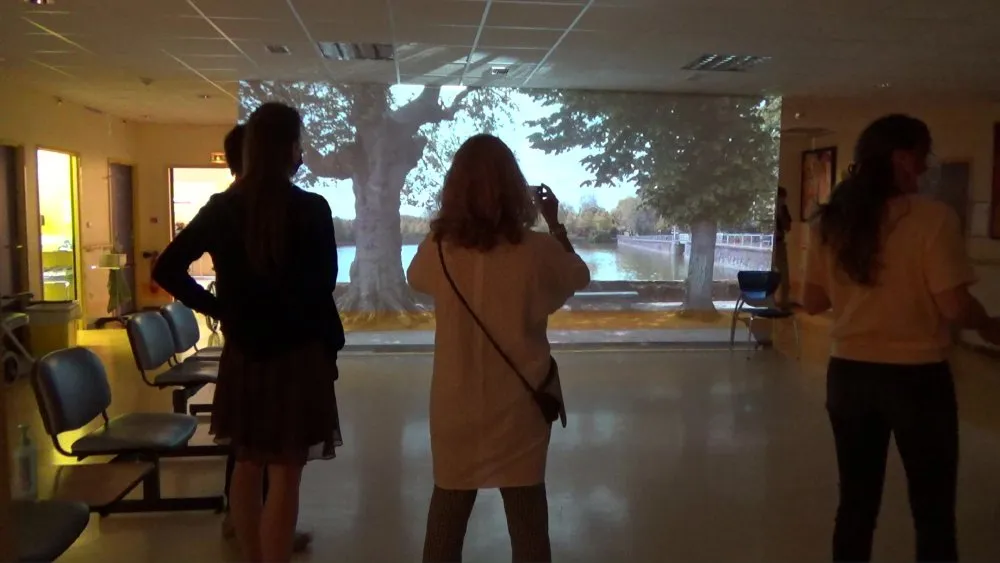 « Sur la plage de mon imaginaire » : installation vidéo à l'hôpital - 5 © Benoît Labourdette 2023.