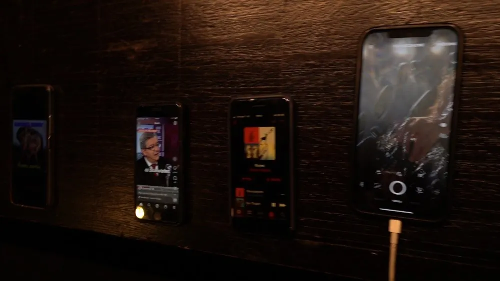 « Smartphone, outil potentiel de l'artiste contemporain » - © Benoît Labourdette 2022.